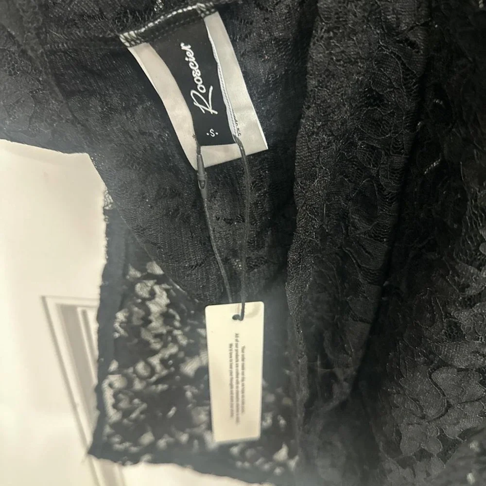 Black‎ floral lace sheer midi skirt with elastic waistband and side slit. S